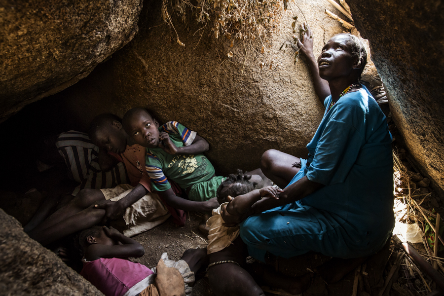 Africa, Sudan, South Kordofan. Semma Kafi Gelem, 30 years old, pregnant of her eighth child, is seen as she seeks shelter for her and the children, from an Antonov bomber flying over the area of Buram.
07th Dec 2013
© Marco Gualazzini / LUZ